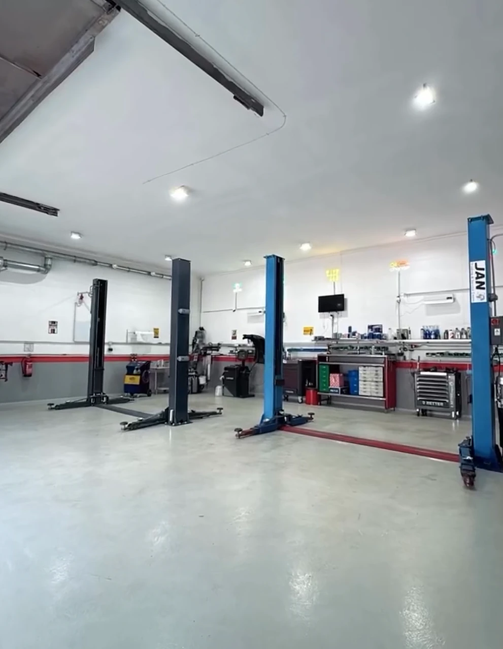 Moderne, saubere Werkstatt von Autoservice Hodzic in Semriach