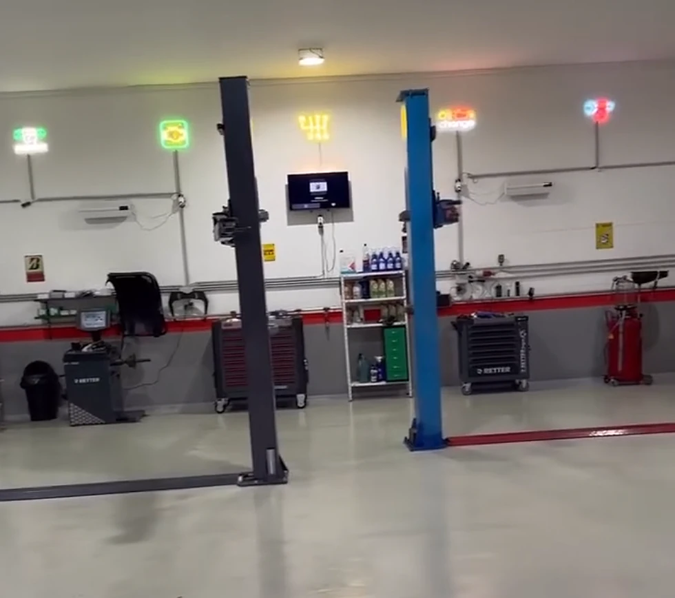 Innenansicht der Werkstatt mit Hebebühnen